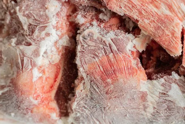 objawy zepsutego mięsa po rozmrożeniu
