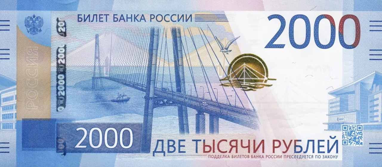 2000 rubli, czyli jaka waluta obowiązuje w Rosji. Widoczny most i budynek na banknocie.