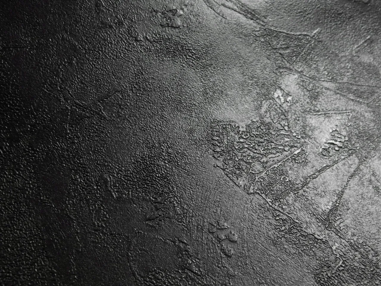 zbliżenie na fakturę tapety imitującej tynk wenecki z metalicznym połyskiem