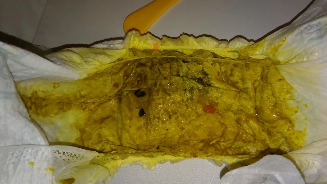 Pieluszka z pienistą kupką niemowlaka