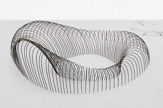 Student architektury przy desce kreślarskiej lub z modelem budynku