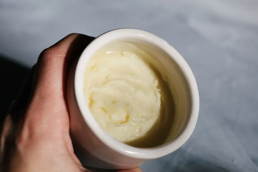 domowy balsam do ust w słoiczku