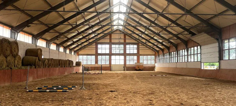 stadnina koni kryta ujeżdżalnia