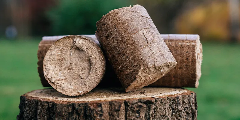 r&oacute;żne rodzaje brykietu drzewnego do pieca