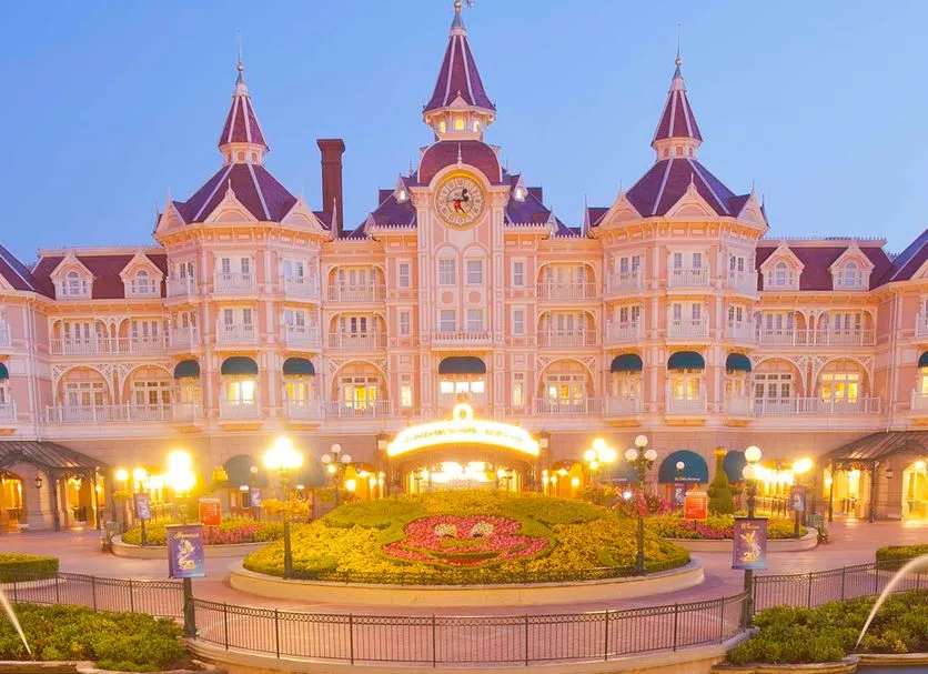 Disneyland Hotel Paris esterno notte