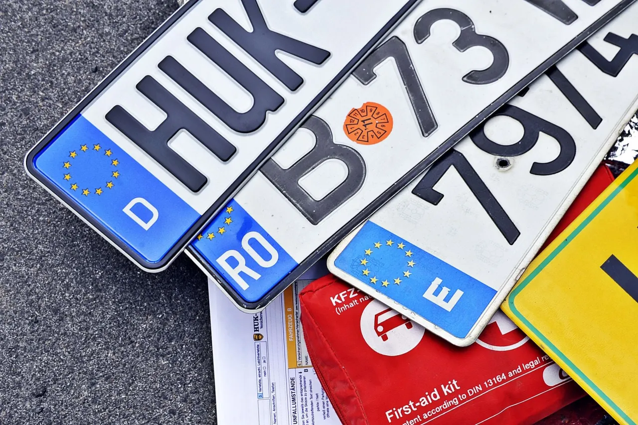 Kolekcja tablic rejestracyjnych państw UE: D (Niemcy), RO (Rumunia), E (Hiszpania) i inne.