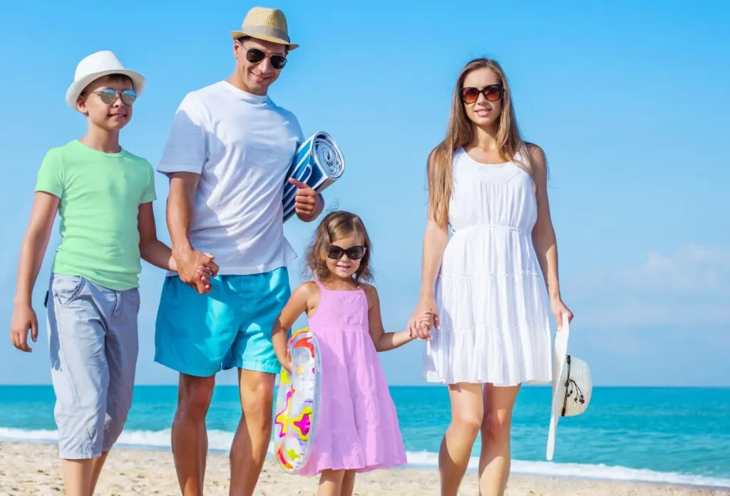 szczęśliwa rodzina z dzieckiem w Polsce