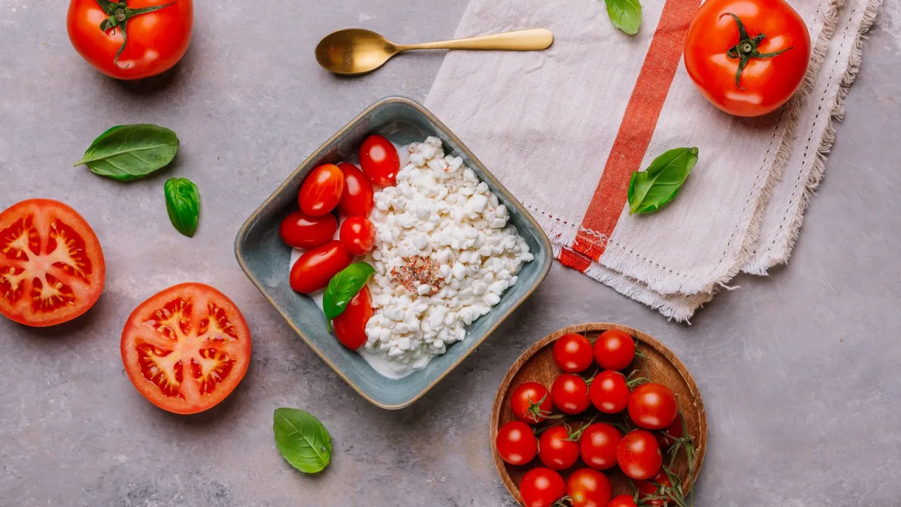 Twarożek z pomidorkami i bazylią &ndash; idealne śniadanie przed czy po treningu.