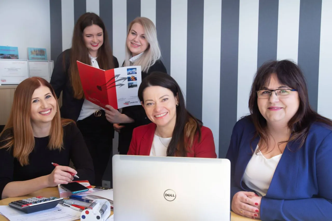 Osoba ucząca się logistyki, certyfikat spedycyjny