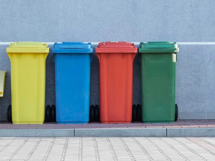 kolorowe kosze do segregacji śmieci w rzędzie
