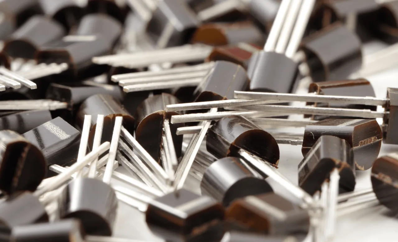 Stosy tranzystor&oacute;w. To one, dzięki systemowi binarnemu, pozwalają komputerom rozumieć świat.