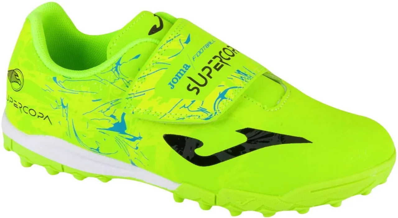 dziecko mierzące stopę do but&oacute;w piłkarskich