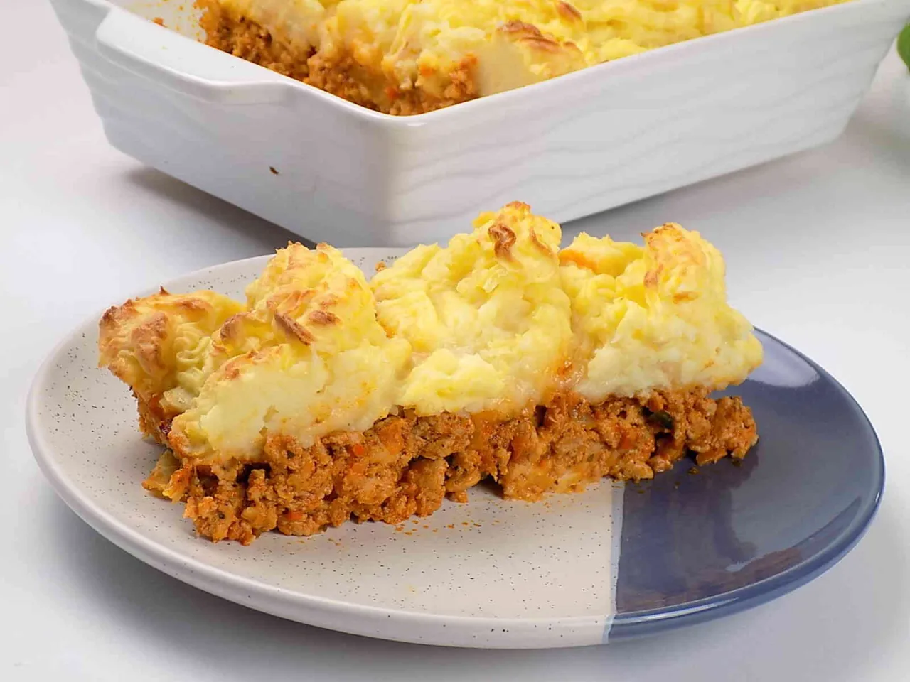 Składniki na zapiekankę ziemniaczaną: ziemniaki, mięso mielone, cebula, ser