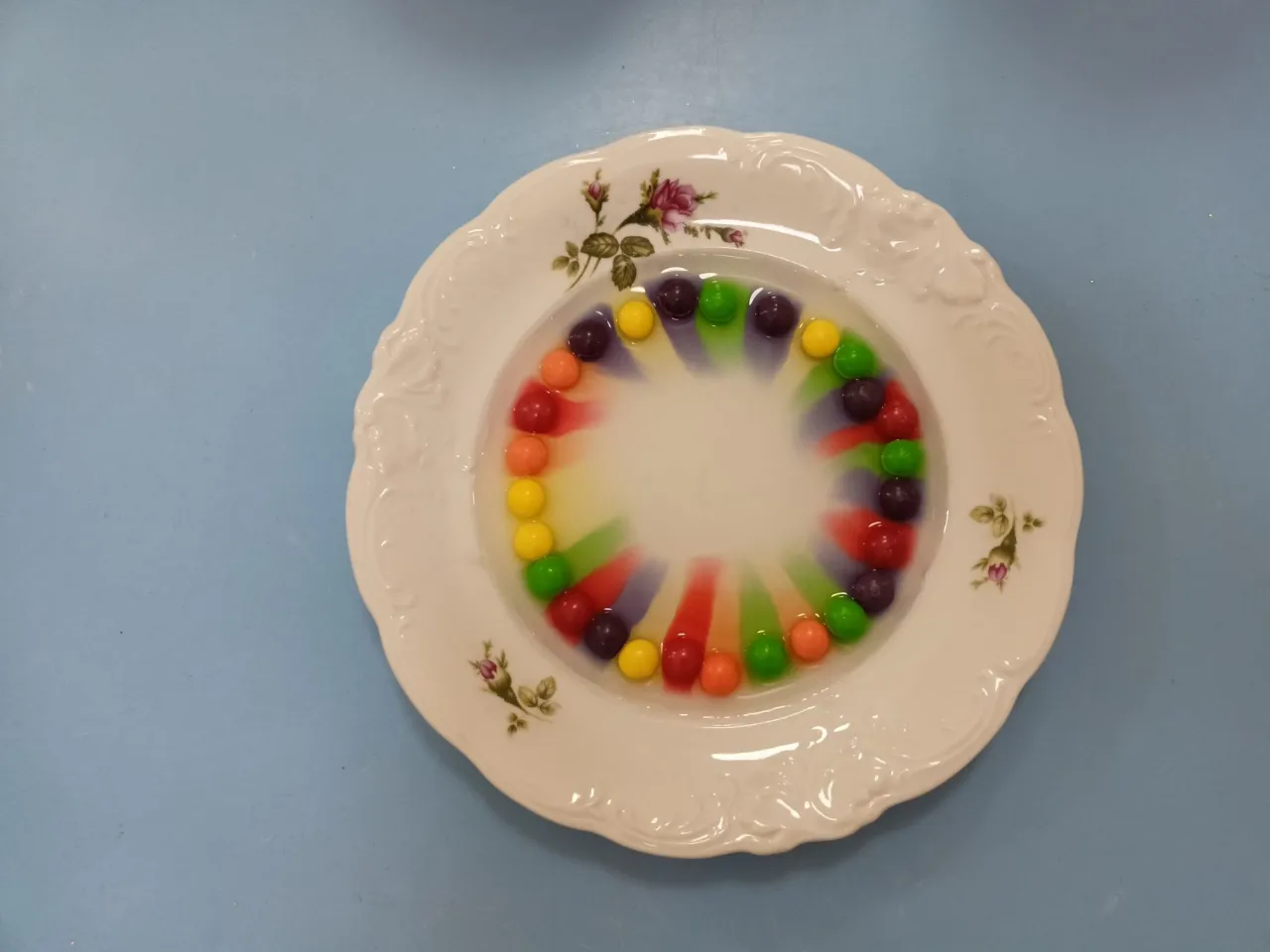 eksperyment tęcza na talerzu dzieci