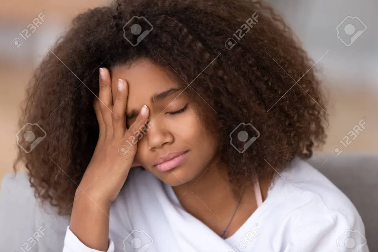 smutna osoba odczuwająca ból głowy lub zmęczenie