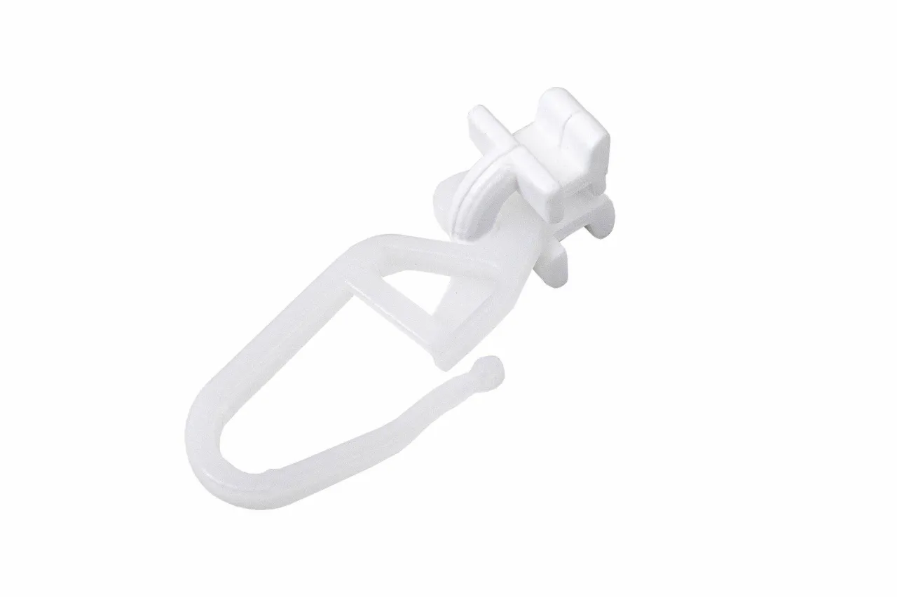 Białe agrafki do karniszy, niezbędne do zawieszenia zasłon.