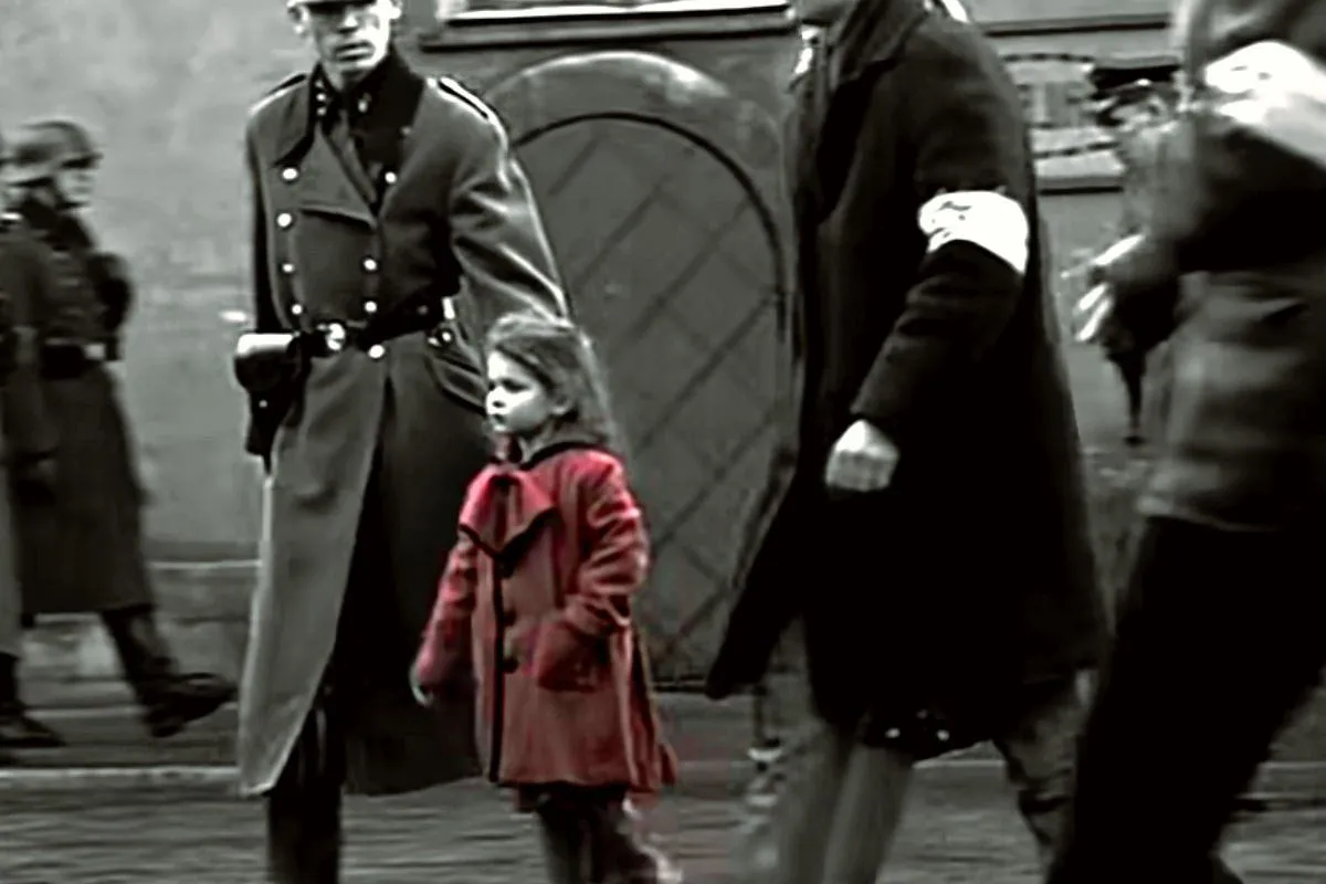 Kadr z filmu Lista Schindlera, scena z dziewczynką w czerwonym płaszczyku