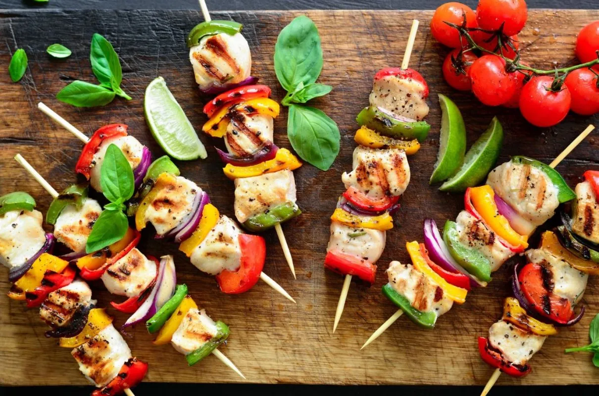 różnorodność warzyw i owoców na szaszłyki