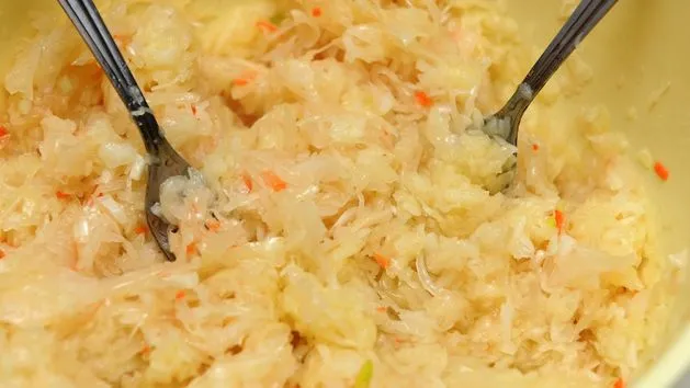 zepsuty sok z kiszonej kapusty pleśń