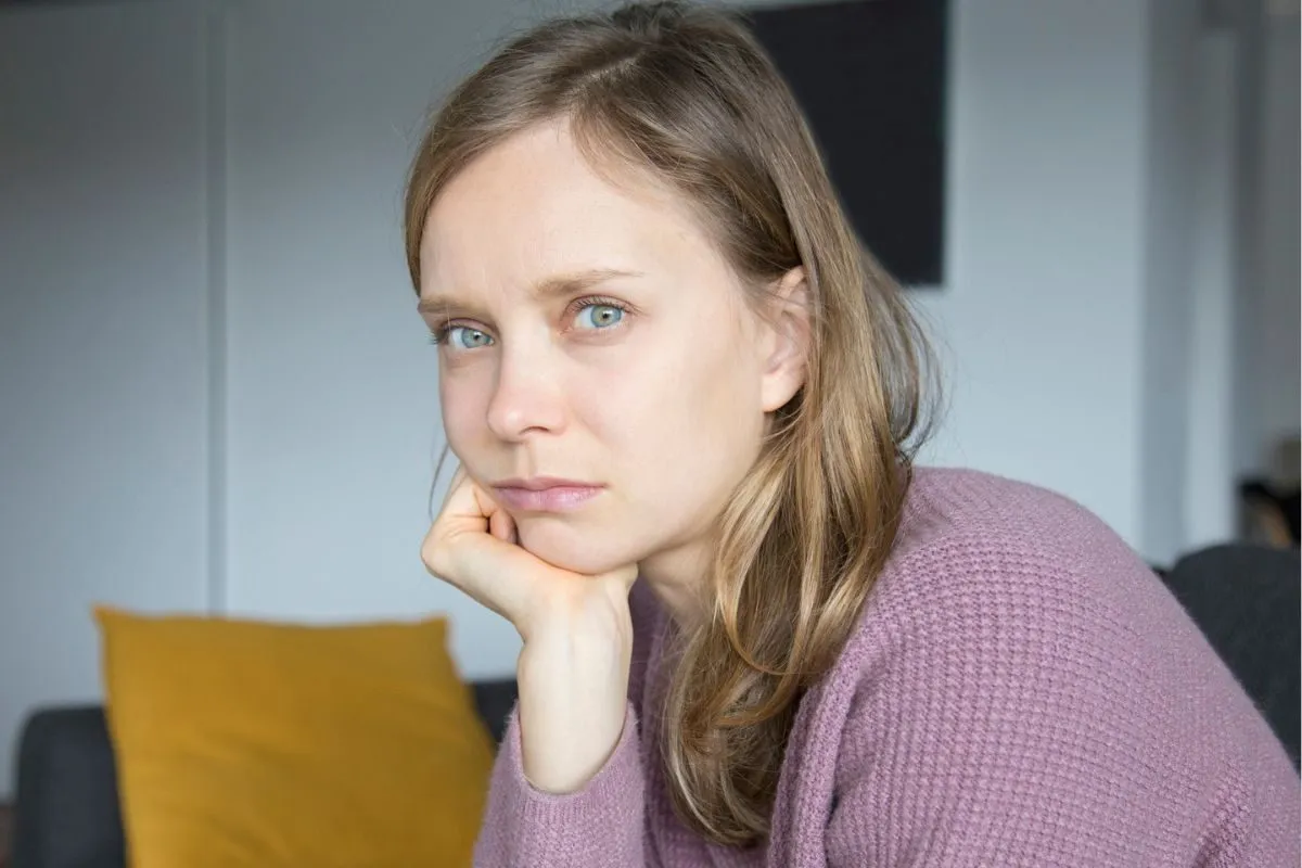 osoba zmartwiona dokumentami podatkowymi