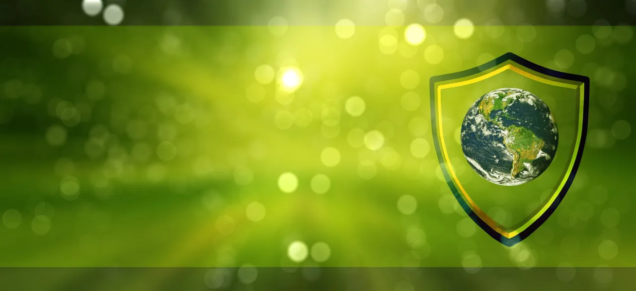 Tarcza z planetą Ziemia symbolizuje gwarancje pochodzenia energii. Zielone tło z rozmazanymi światłami.