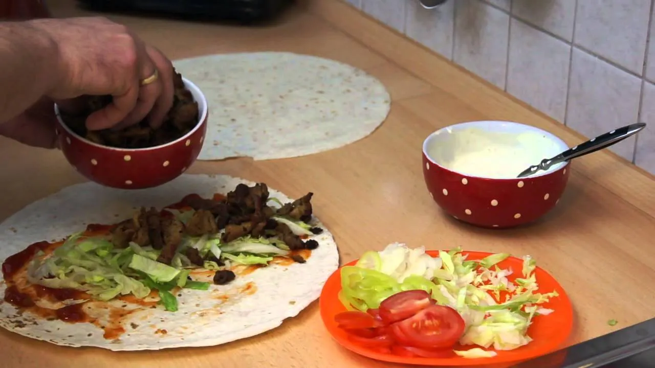 składanie kebaba w tortilli