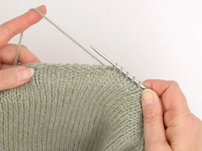 Jak nabierać oczka na dekolt swetra instrukcja