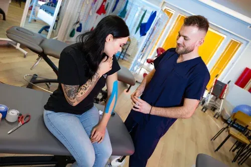 student fizjoterapii na zajęciach praktycznych