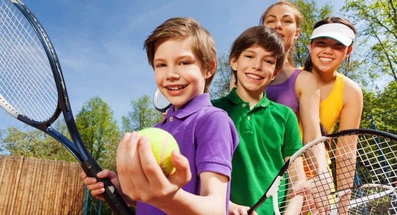 trener tenisa w klubie vs trener niezależny