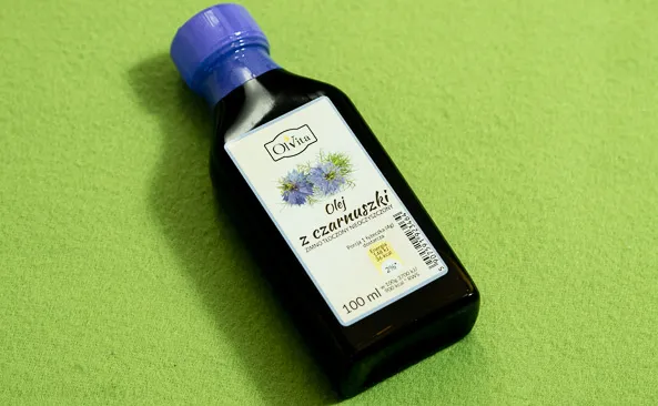 olej z czarnuszki butelka łyżeczka