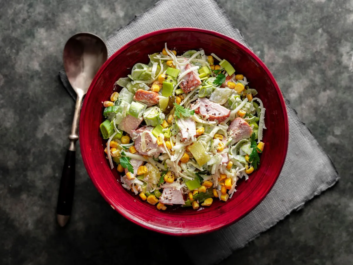 r&oacute;żne sałatki z wędzonym kurczakiem