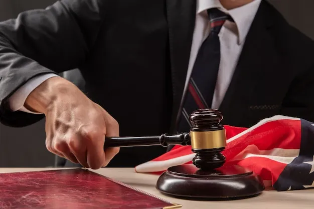 Sędzia z młotkiem na sali sądowej