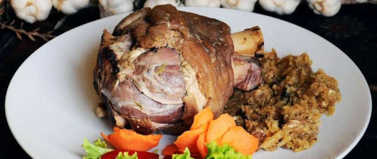 Golonka po zb&oacute;ju Szubryt podana z kapustą zasmażaną