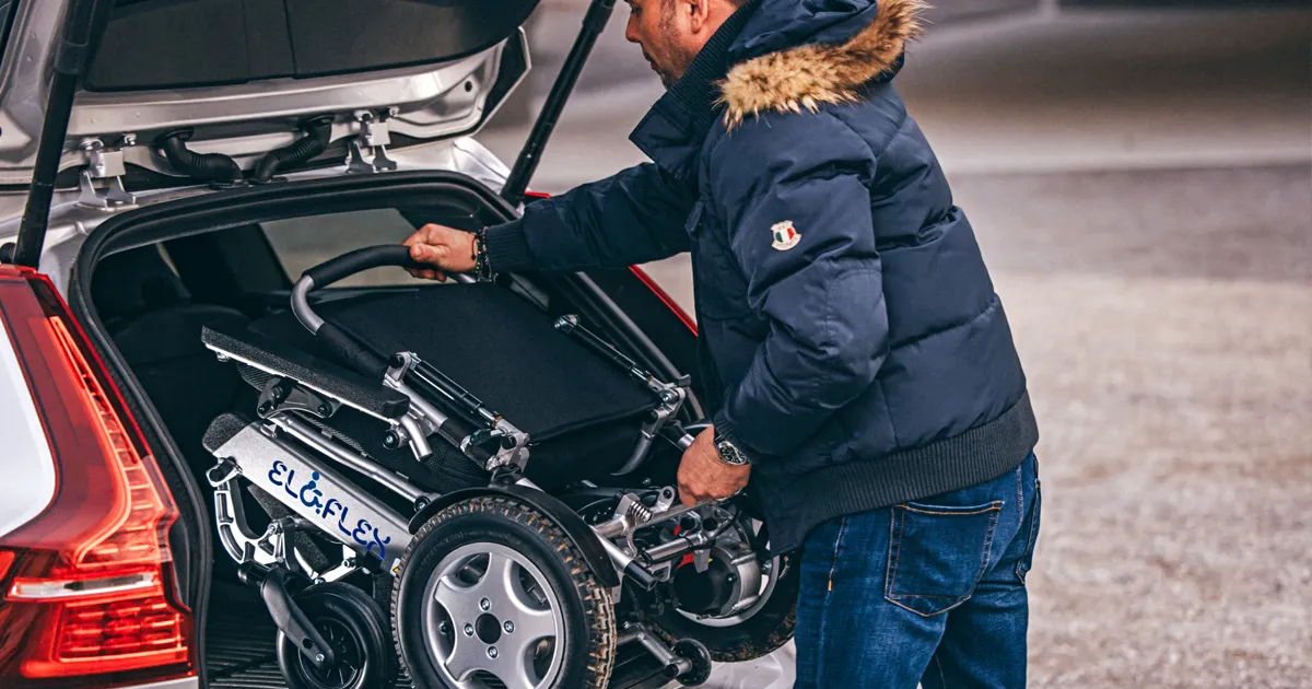 ładowanie w&oacute;zka inwalidzkiego do samochodu