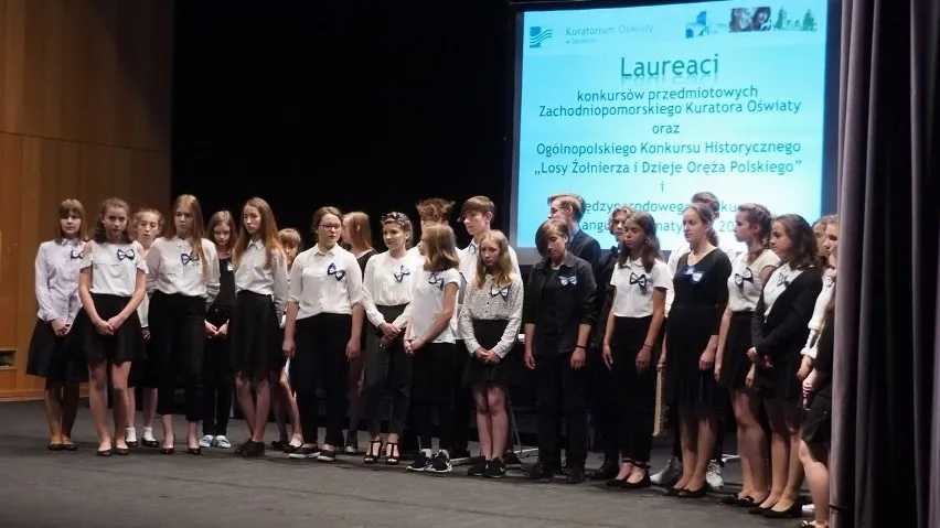 uczniowie na konkursie kuratoryjnym