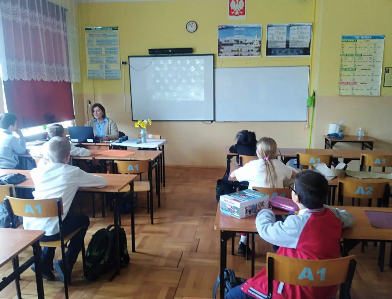 Młodzież rozmawiająca o emocjach, wsparcie psychiczne