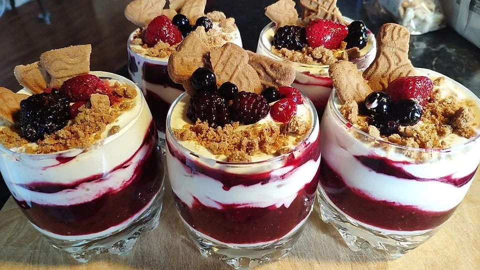 fruchtige Mascarpone Desserts im Glas Beeren