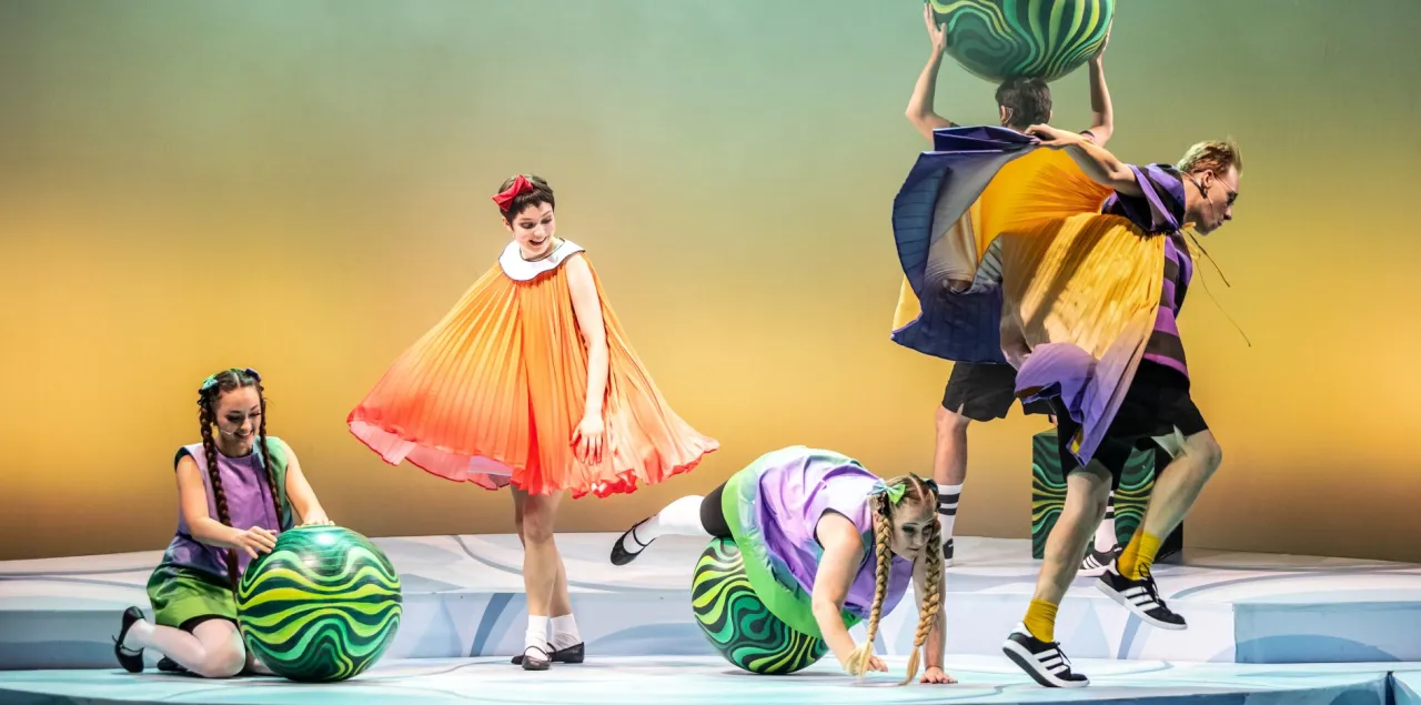 Dzieci na scenie bawią się wielkimi piłkami. To właśnie jest teatr &ndash; miejsce, gdzie dzieją się niezwykłe rzeczy!