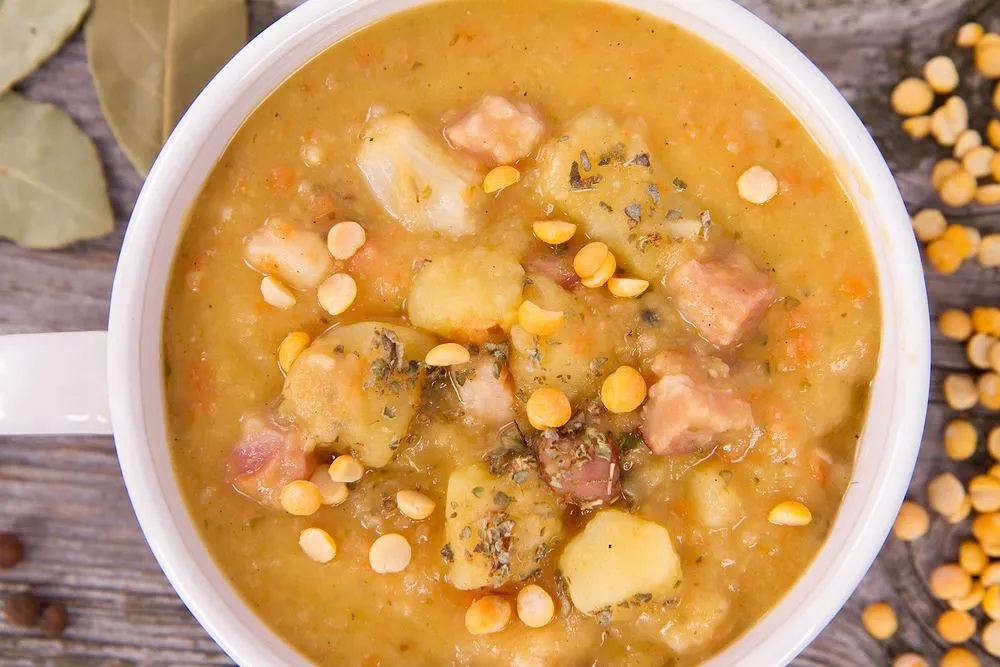 zupa grochowa z pieczywem