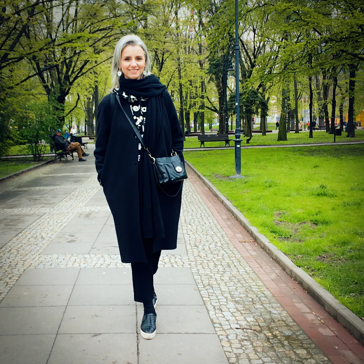 stylowa kobieta po 40 modna stylizacja w mieście