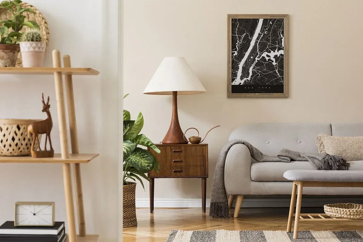 Salon z dębowymi meblami i beżowymi ścianami