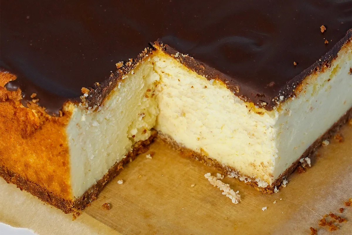 sp&oacute;d sernika z ciastek chrupki złoty