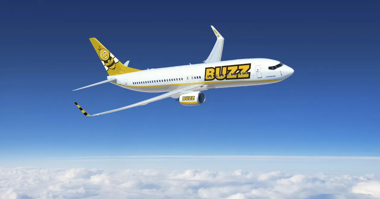 Samolot Buzz, należący do grupy Ryanair, latający nad chmurami. Jakich samolot&oacute;w używa Ryanair? Gł&oacute;wnie Boeing&oacute;w 737.