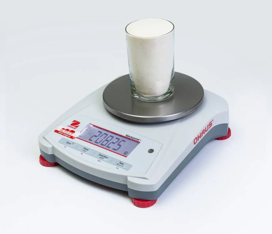 r&oacute;żne rodzaje mąki w szklankach miarkach