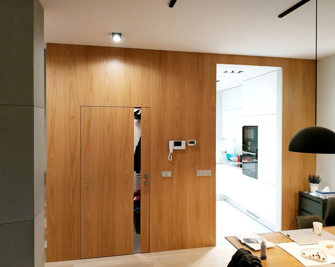 Drzwi ukryte w zabudowie meblowej lub za lustrem