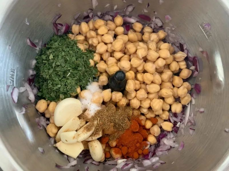 składniki falafela ciecierzyca zioła przyprawy