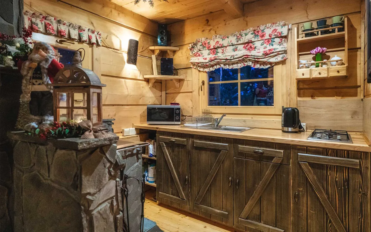 Wnętrze Leśna Bac&oacute;wka Nowy Targ kominek kuchnia