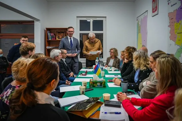 Spotkanie rady osiedla, radny rozmawia z mieszkańcami, lokalne inicjatywy
