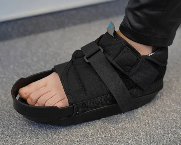 Pacjent po operacji haluksa w bucie ortopedycznym