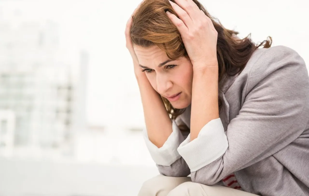 Kobieta dotykająca bolących stawów